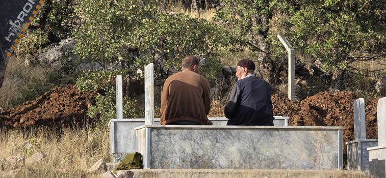 Eşi ve kendisi için mezar kazdırdı