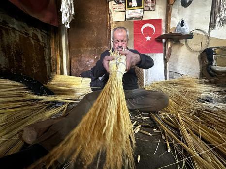 56 yıllık süpürgeci, teknolojiye direniyor