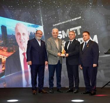 Ümraniye Belediye Başkanı İsmet Yıldırım’a ‘İstanbul’da Yılın Belediye Başkanı’ ödülü