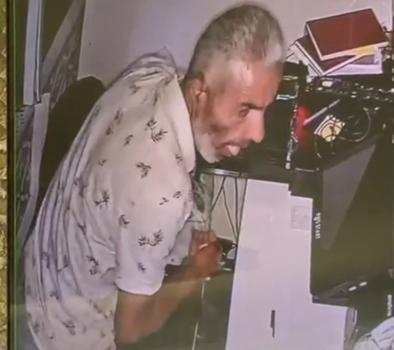 İş yerinden hırsızlık anı güvenlik kamerasında