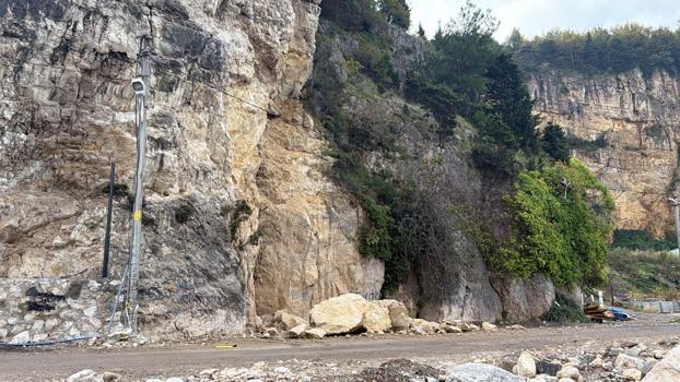 Amasra'da yola kaya parçaları düştü