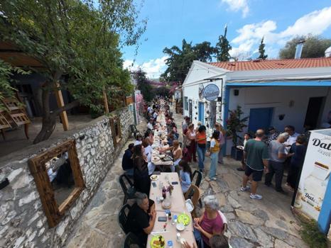 Eski Datça Mahallesi'nde 100 metrelik halk sofrası kuruldu