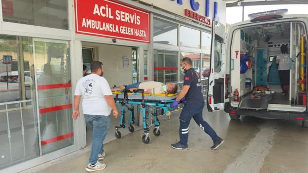 Otomobil ile çarpışan motosikletteki çift yaralandı; kaza kamerada