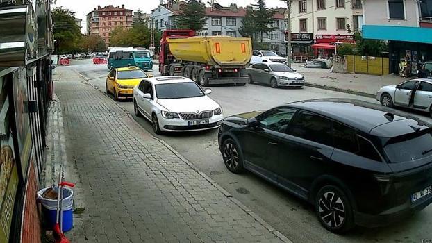 Yolcu minibüsü ile hafriyat kamyonu çarpıştı: 10 yaralı