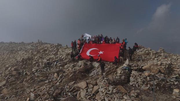 Bingöl Valisi Çelik ve protokolün katılımıyla Sülbüs Dağı'nın zirvesinde Cumhuriyet coşkusu