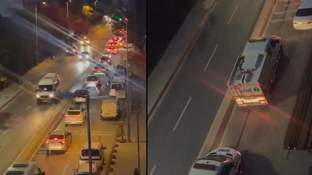 Bayrampaşa'da yol çöktü; mahsur kalanlar var