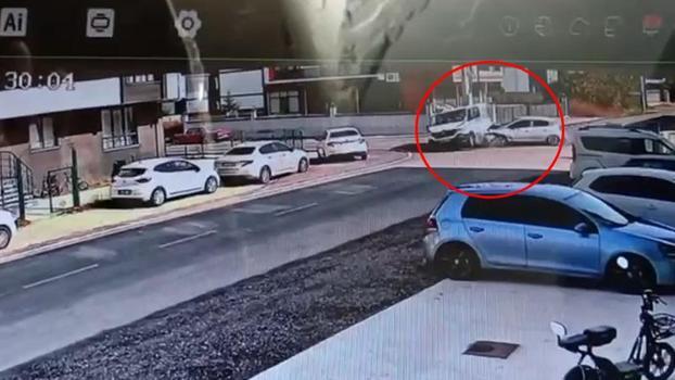 Otomobil ile minibüsün çarpıştığı kaza kamerada: 3 yaralı