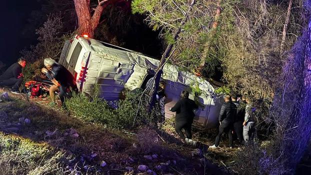 Minibüs şarampole devrildi: 15 yaralı