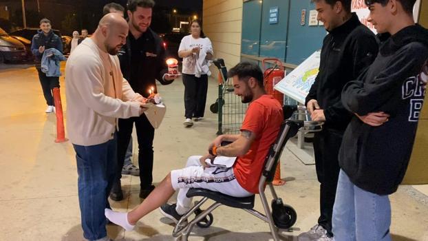 Kazada yaralanan sürücüye hastanede doğum günü sürprizi