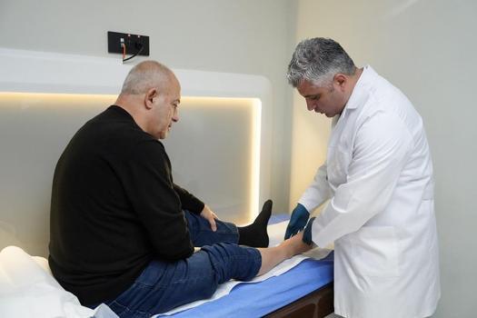 Böbrekleri koruyarak bacak damarlarındaki tıkanıklığı açtılar