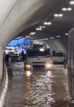 Pendik'te sağanağın ardından tüneli su bastı