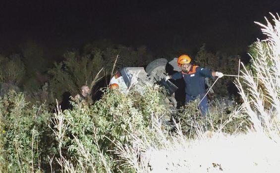 Otomobil uçuruma yuvarlandı, sürücü öldü, eşi yaralandı