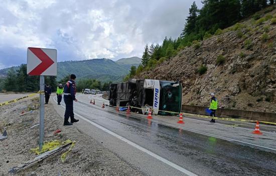 Isparta- Antalya kara yolunda yolcu otobüsü devrildi; 1 ölü, 8 yaralı (2)