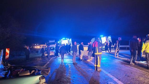Otomobil ile hafif ticari araç kafa kafaya çarpıştı: 5 yaralı