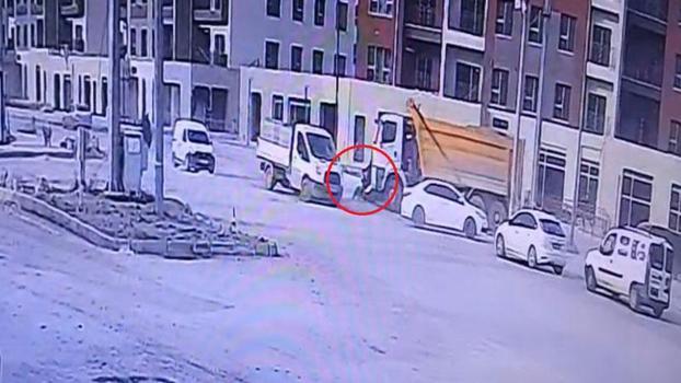 Hafriyat kamyonuyla çarpışan motosikletin sürücüsünün öldüğü kaza kamerada