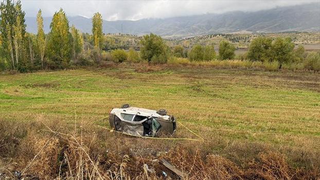 Otomobil şarampole devrildi; 2 yaralı