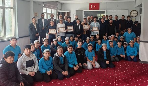 Erkek hafızların belge sevinci