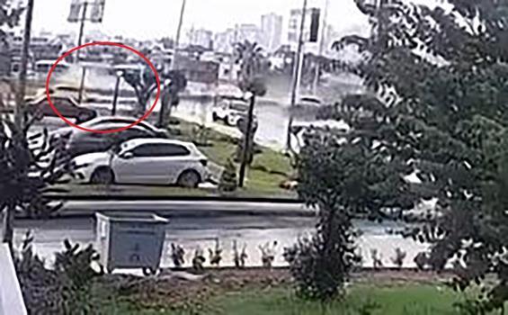 Otomobilin direğe çarptığı, sürücünün öldüğü kaza kamerada