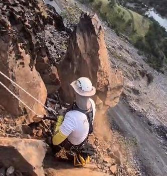 Şırnak’ta yola kaya düşmesi riskine karşı dağcı ekiple önlem alındı