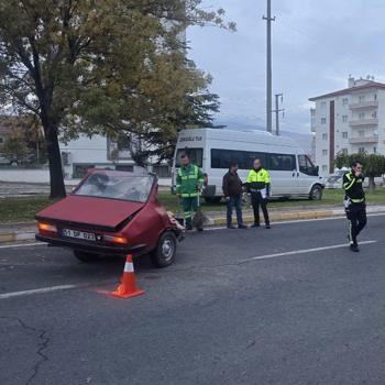 Minibüs ile çarpışan otomobil ikiye bölündü