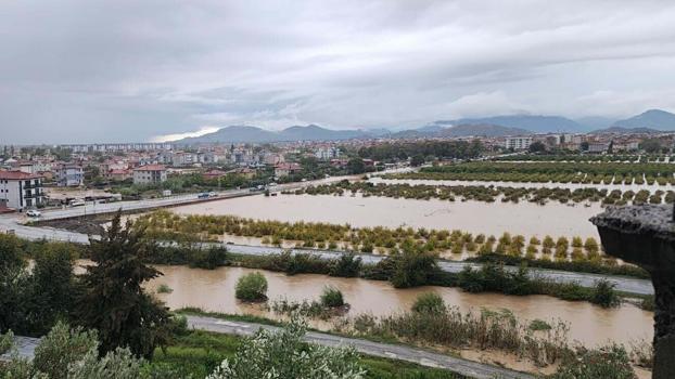 Dalaman'da çay taştı, yollar göle döndü, su baskınları yaşandı