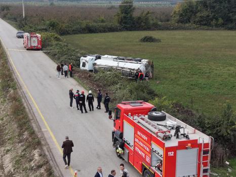 Akaryakıt yüklü tanker devrildi, OSB yolu trafiğe kapatıldı