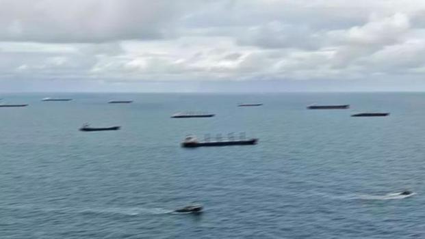 İstanbul Boğazı'nda 'Antonia S' isimli geminin geçişi nedeniyle trafik askıya alındı