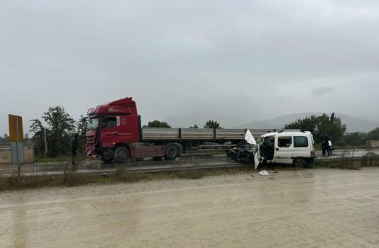 TIR ile hafif ticari araç kafa kafaya çarpıştı: 1 ölü, 1 ağır yaralı