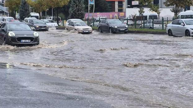 Malatya'da sağanak nedeniyle yollar göle döndü