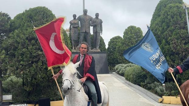 Avcılar'da üniversite öğrencileri Cumhuriyet Bayramı kutlamaları için atları hazırladı