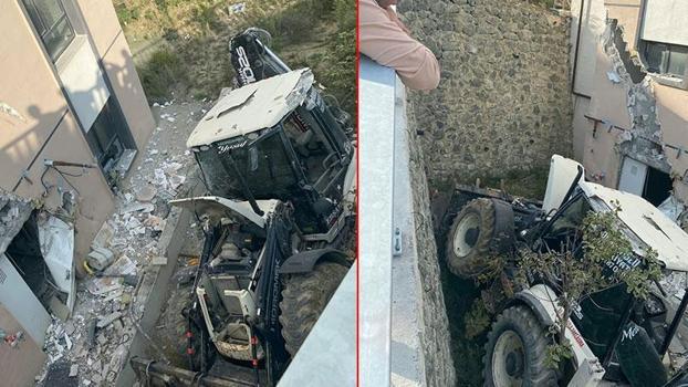 İş makinesi binaya çarpıp devrildi: operatör yaralandı