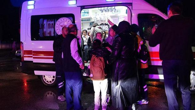 Servis minibüsü otomobille çarpıştı; 12 öğrenci hastaneye kontrole götürüldü