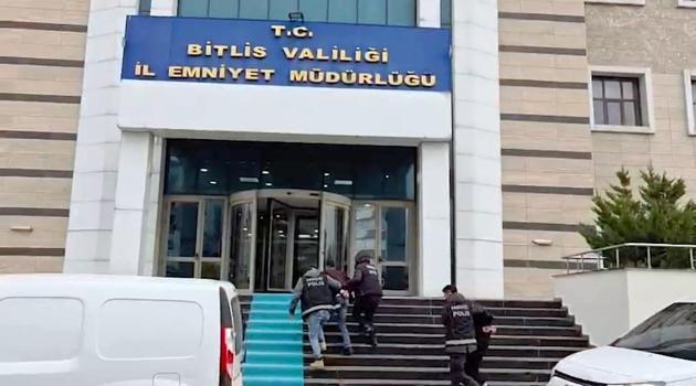 Bitlis'te aracın gizli bölmelerinde 2 kilo 914 gram metamfetamin ele geçti: 2 tutuklama