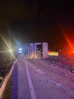Samandağ’da toprak yüklü hafriyat kamyon devrildi; yol trafiğe kapandı