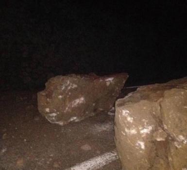 Adana'da dağdan kopan kayalar, kara yoluna yuvarlandı