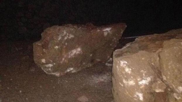 Adana'da dağdan kopan kayalar, kara yoluna yuvarlandı