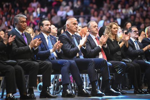 Ersoy: Farklı coğrafyalardan yükselen sesler, cumhuriyetimizin coşkusunda birleşti