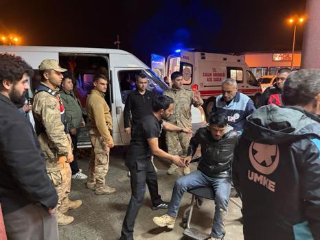 Hakkari’de kaçak göçmenleri taşıyan minibüs dereye yuvarlandı: 20 yaralı