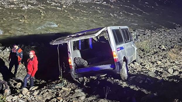 Hakkari’de kaçak göçmenleri taşıyan minibüs dereye yuvarlandı: 20 yaralı