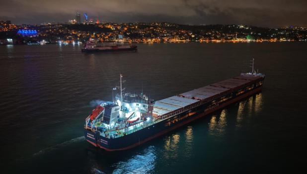 İstanbul Boğazı'nda makine arıza yapan gemi nedeniyle boğaz trafiği askıya alındı