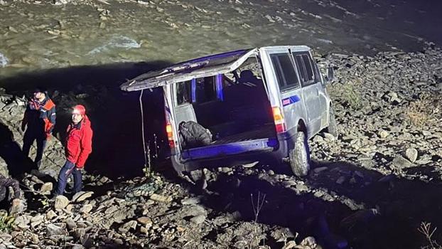 Hakkari’de kaçak göçmenleri taşıyan minibüs dereye yuvarlandı: 20 yaralı