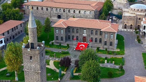 Tarihi İçkale’de 54 metrekarelik Türk bayrağıyla Cumhuriyet coşkusu