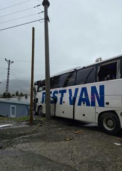 Yolcu otobüsü ile TIR çarpıştı; 1 ölü, 14 yaralı