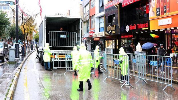 Van’da 29 Ekim törenleri yağmur nedeniyle kapalı alana alındı