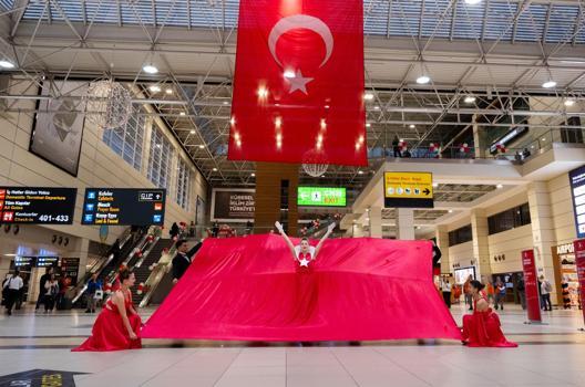 Antalya Havalimanı'nda 29 Ekim coşkusu