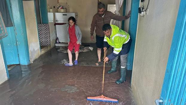 Mersin'de sağanak; ev ve iş yerlerini su bastı, yollar göle döndü