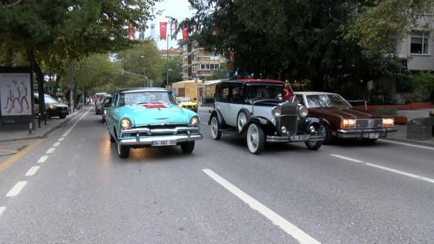 Kadıköy'de klasik otomobillerle Cumhuriyet Bayramı korteji