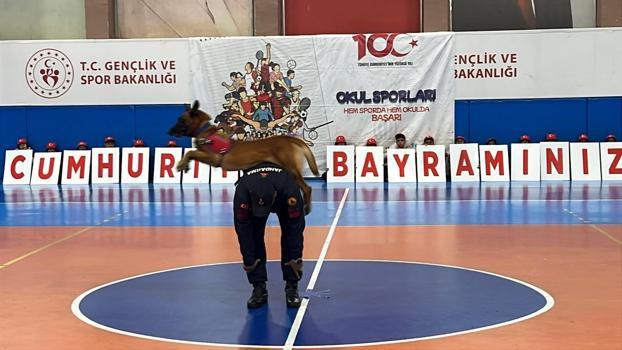 Jandarma köpeği 'Nefes'in gösterisi ilgiyle izlendi