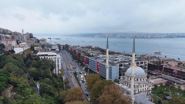 İstanbul'da Türk bayraklarıyla donatılan caddeler havadan görüntülendi