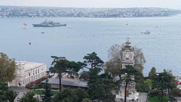Dolmabahçe açıklarına demirleyen TCG Kemalreis havadan görüntülendi